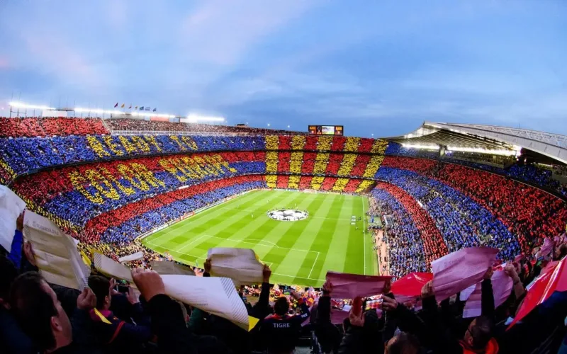 Nou Camp tọa lạc tại một trung tâm bóng đá khét tiếng là Barcelona